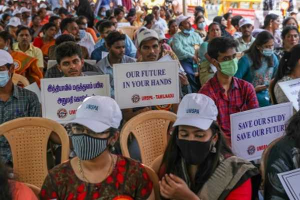 यूक्रेन से लौटे छात्रों ने किया प्रदर्शन, चाहते हैं भारत में पाठ्यक्रम पूरा करना